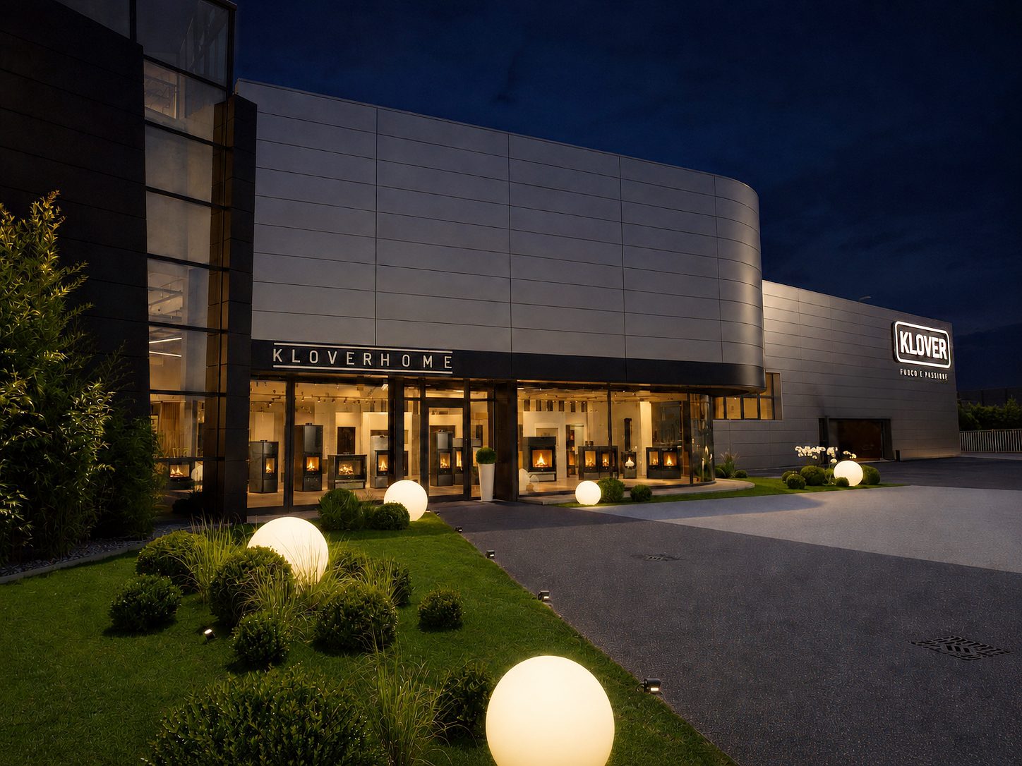 Lo showroom KLOVERHOME di San Bonifacio illuminato di sera