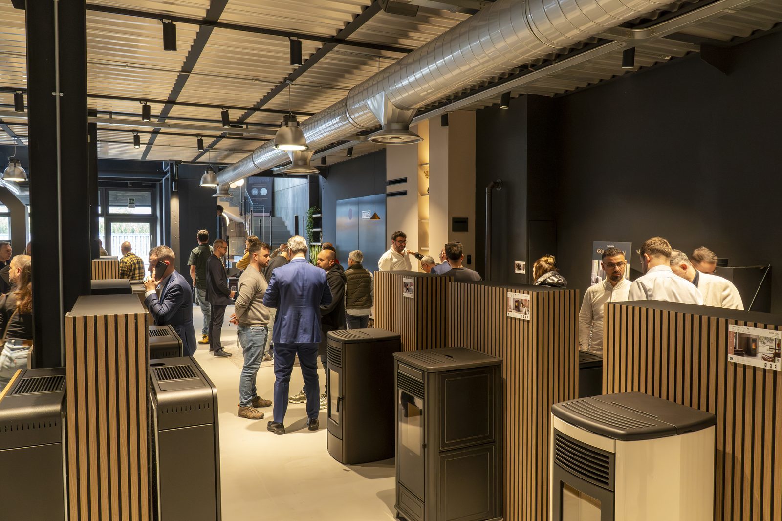 Lo showroom KLOVERHOME durante una giornata di apertura